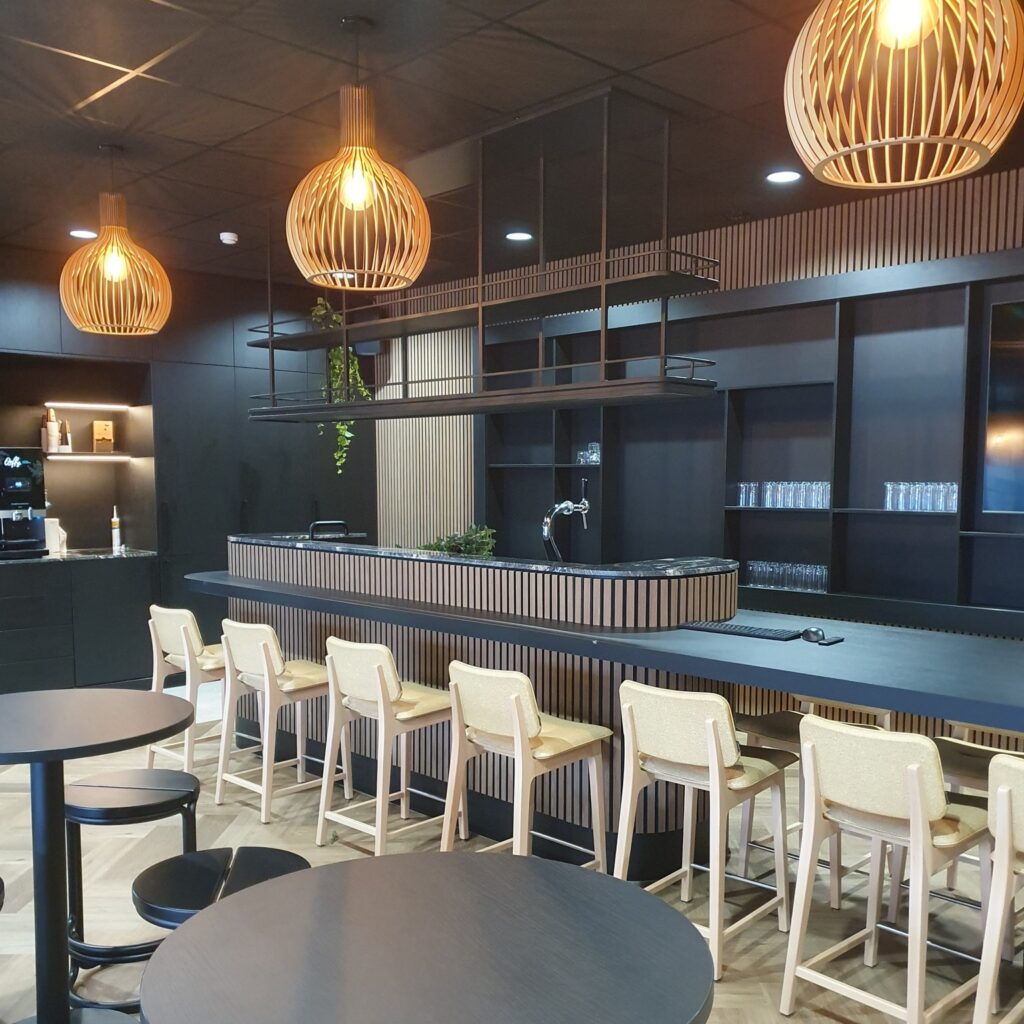 Bureaus en bovenbar voor kantine