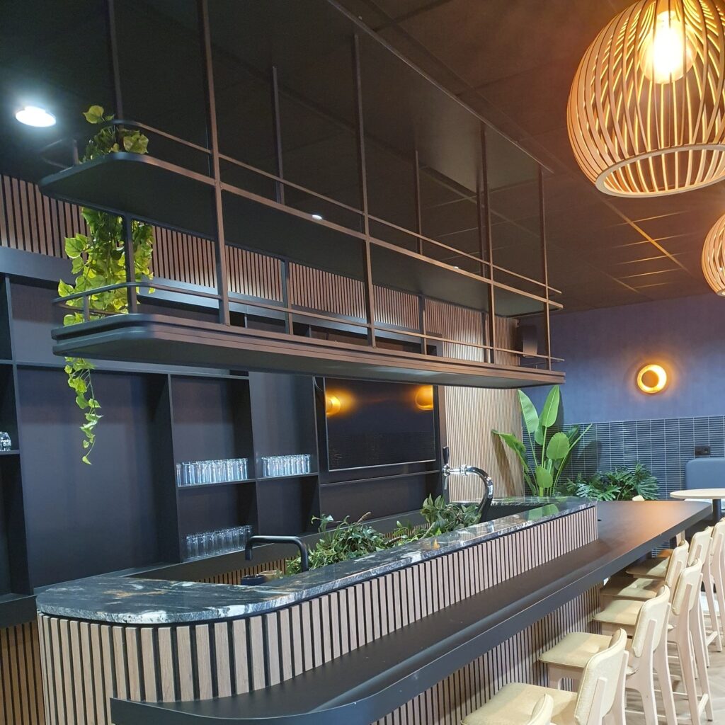 Bureaus en bovenbar voor kantine